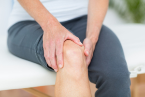 Knee-Doctor-Gaithersburg-MD-woman-holding-knee